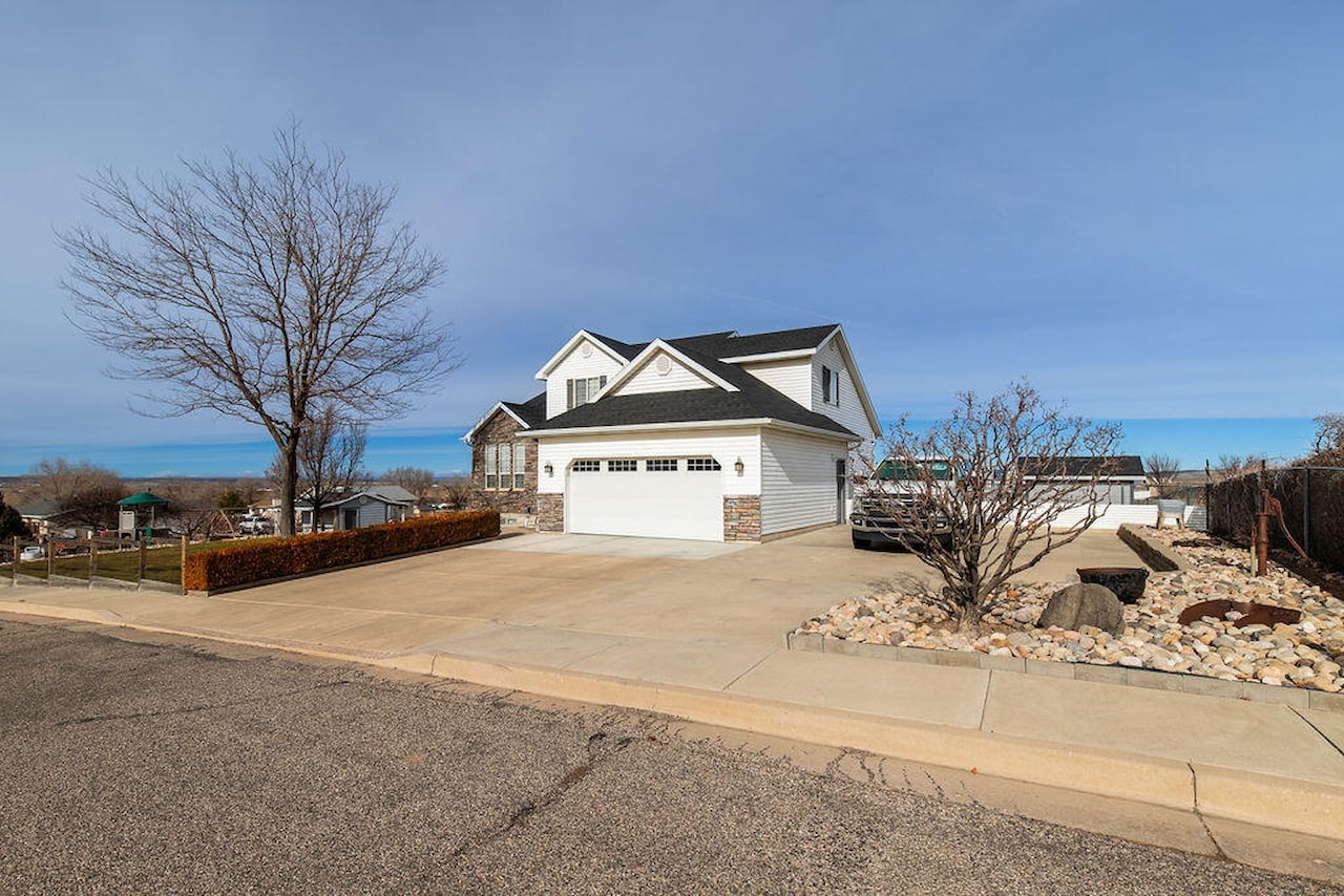 1653 N Millstone CIR Enoch, UT 84721 home for sale, MLS#26-267804 - Erika Rogers Photo 7