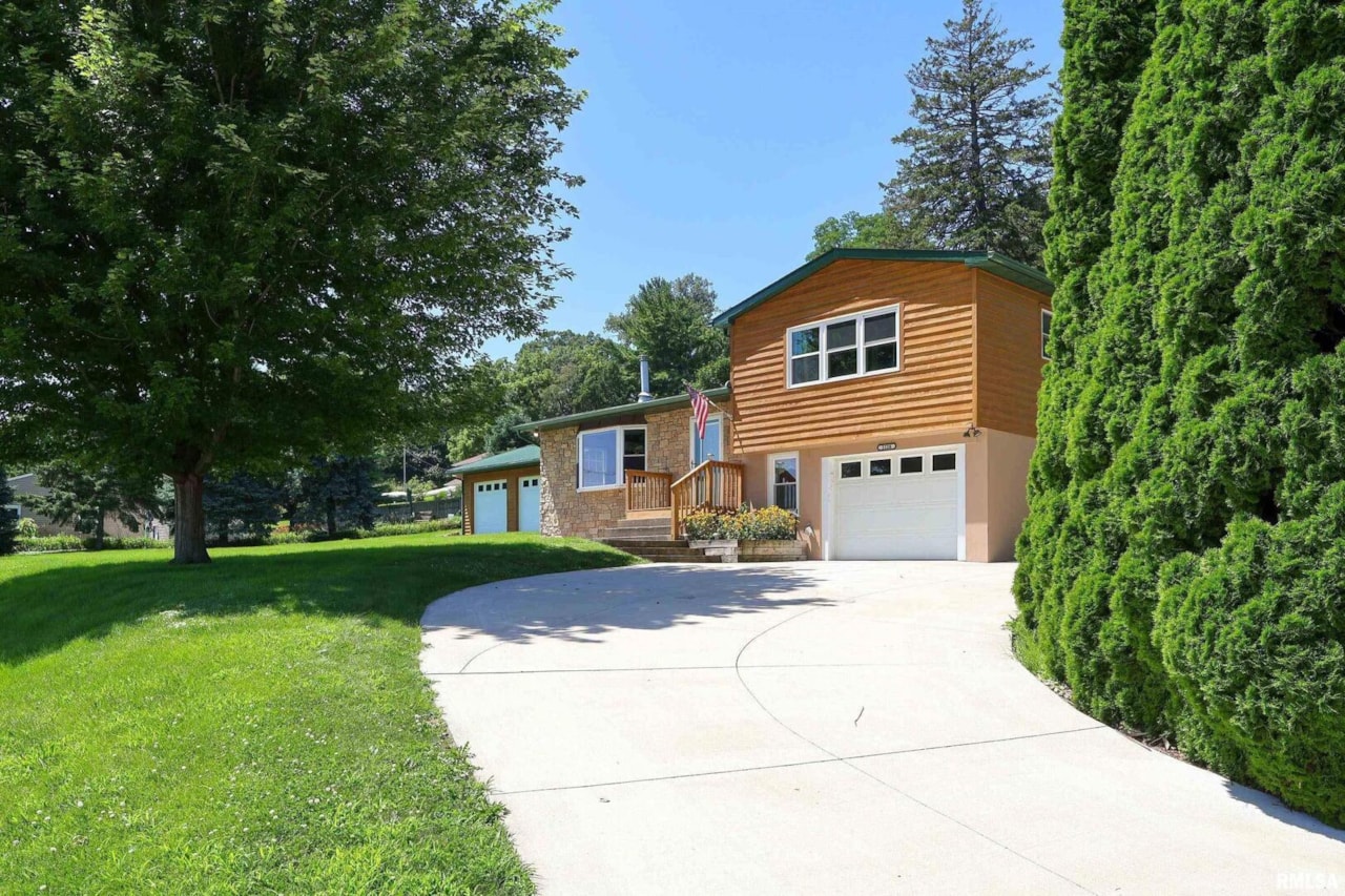 1128 N Cody Rd Le Claire, IA 52753 | MLS 12548382