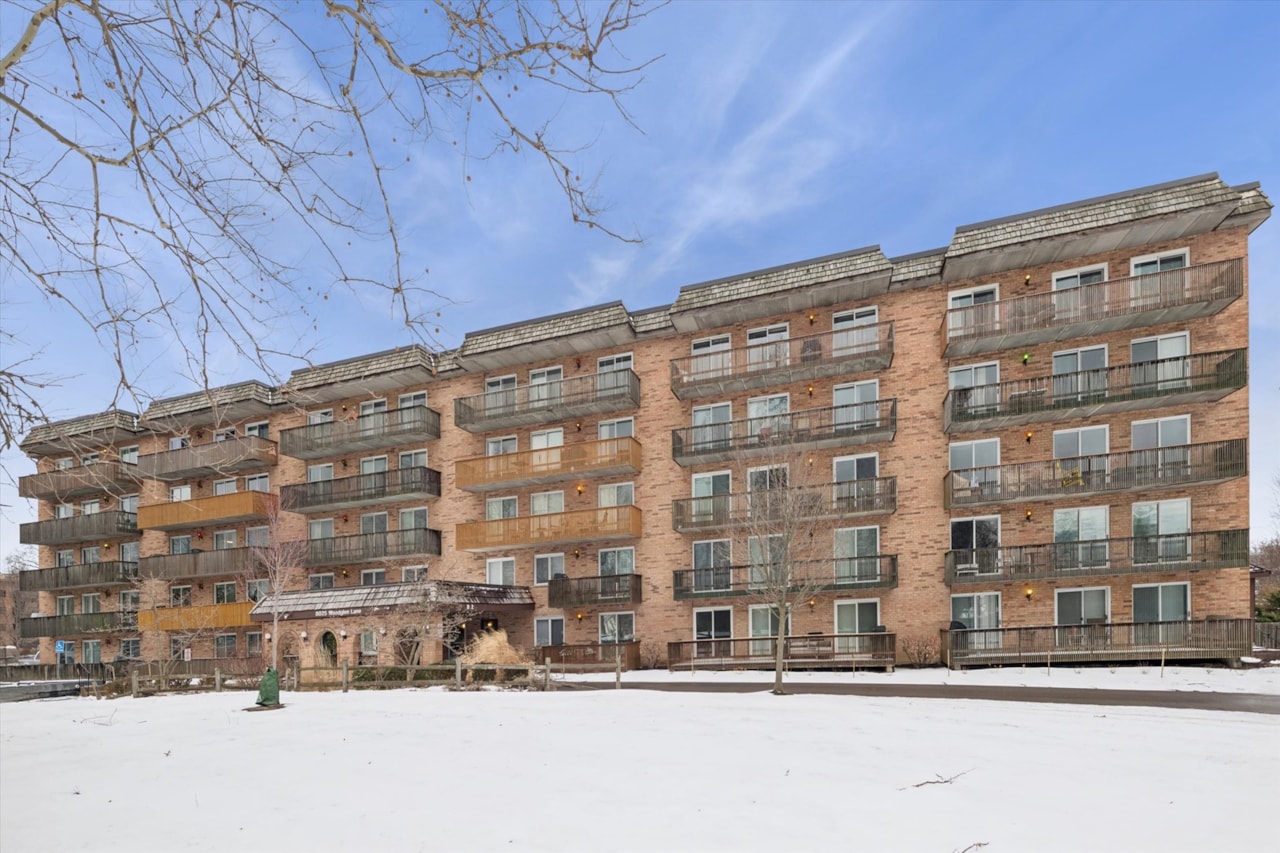 8025 Woodglen Ln #303 Downers Grove, IL 60516 | MLS 12550435