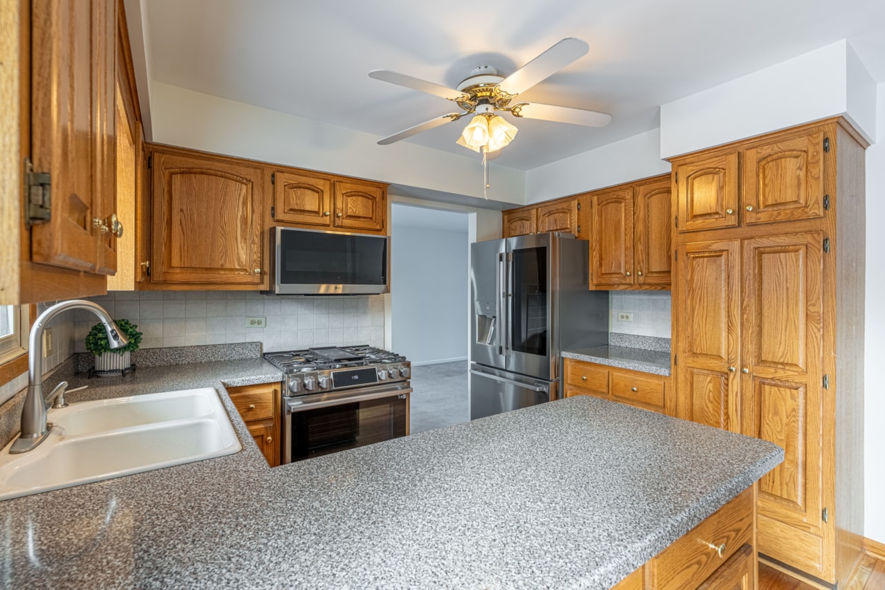 921 Lancaster Ave Downers Grove, IL 60516 | MLS 12547391