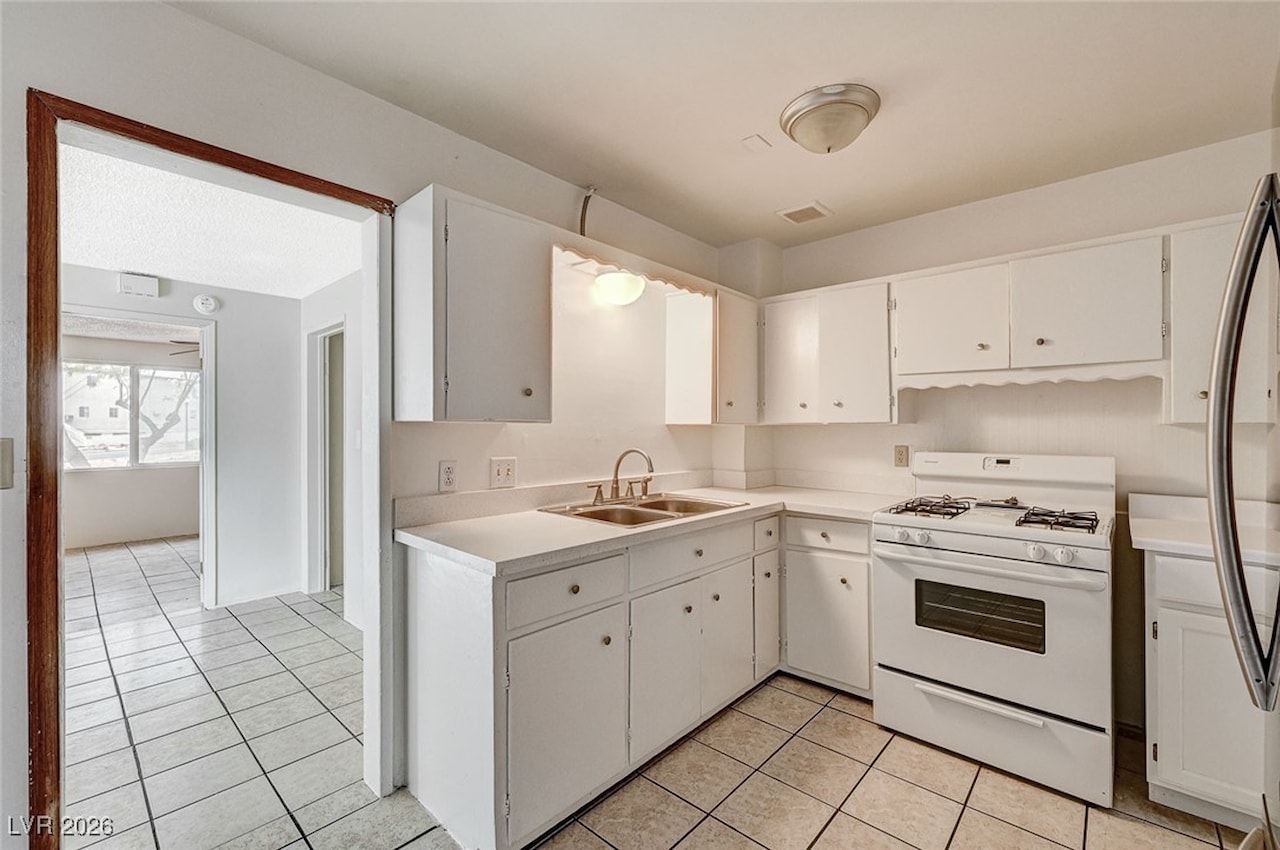 PHOTOS & DETAILS: 529 I, Boulder City, NV 89005 For Sale - MLS #2750843 -  Photos, Virtual Tour, School Info - Real Estate Listing Info OR 529 I, Boulder  City, NV 89005 – PHOTOS – MLS #2750843