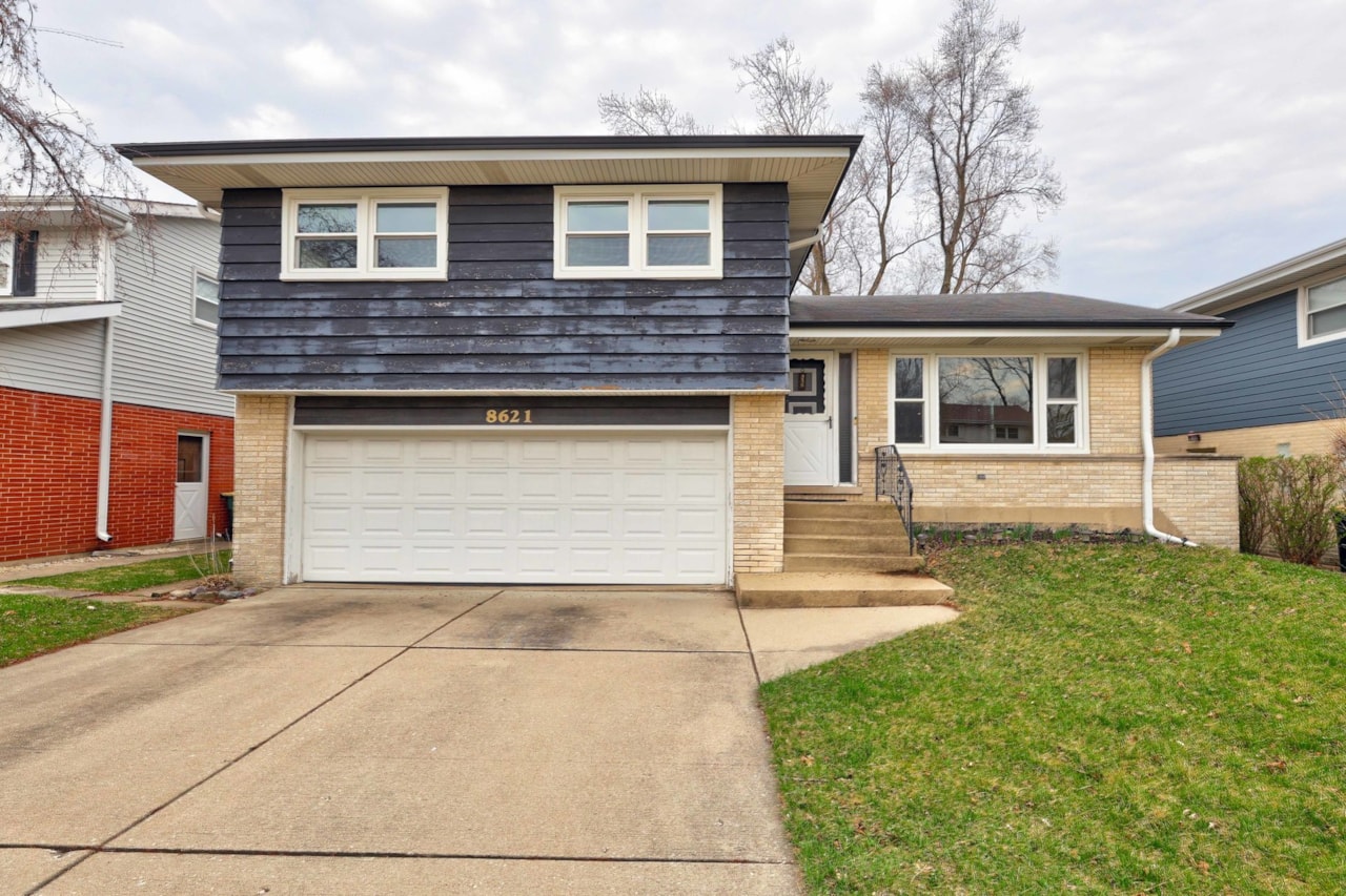 8621 W Madison Dr Niles, IL 60714 | MLS 12604637