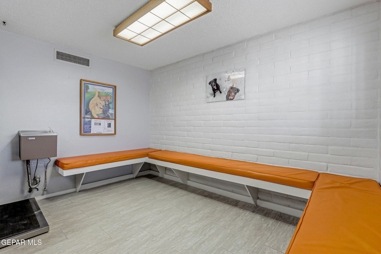 10050 McCombs Street gallery image 4