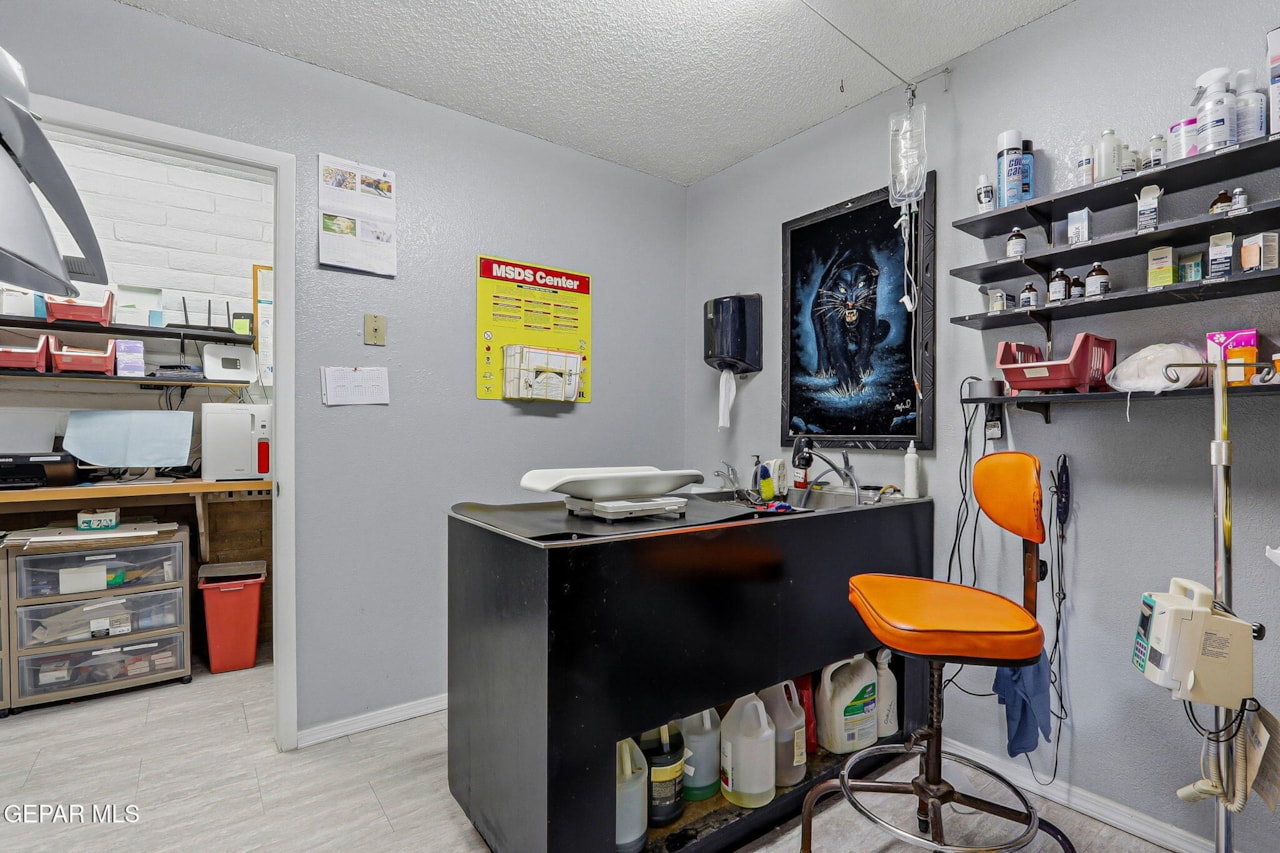 10050 McCombs Street gallery image 5