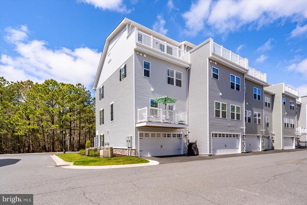  Real Estate for Sale - 12461 Coastal Marsh Dr #101 in Berlin Photo 2