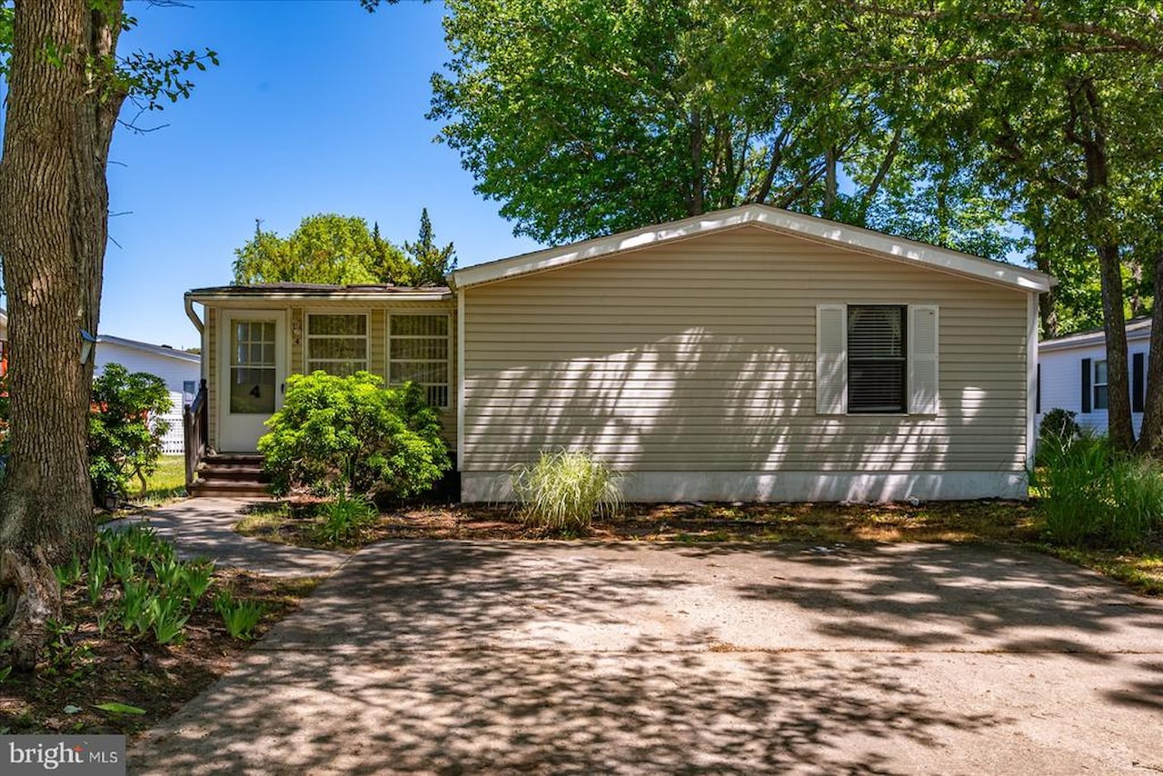  Real Estate for Sale - 4 Anchor Way Dr in Berlin