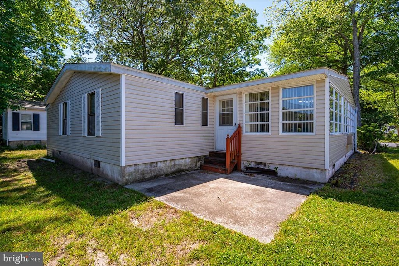  Real Estate for Sale - 4 Anchor Way Dr in Berlin Photo 2