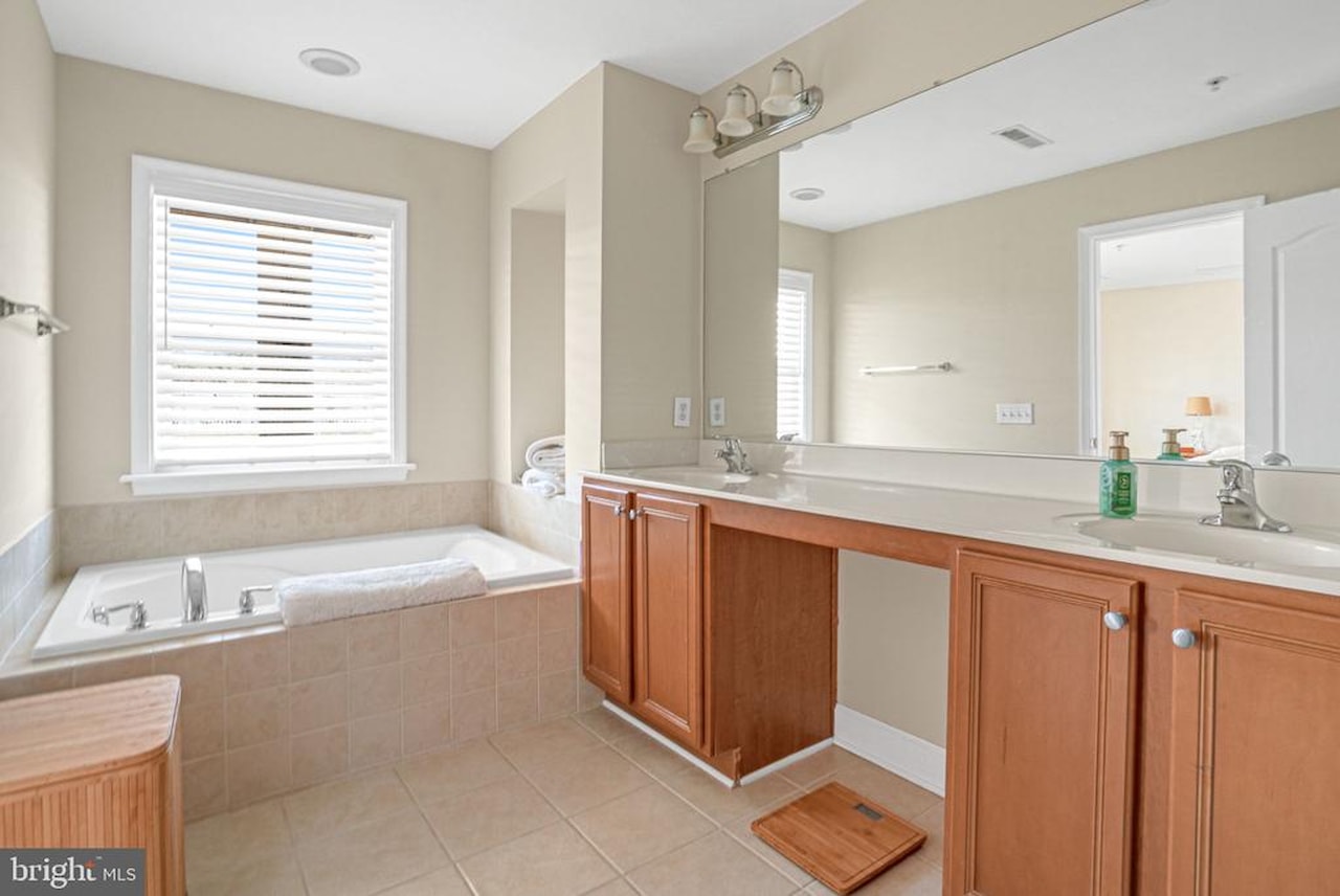  Real Estate for Sale - 10900 Holystone Ln #402 in Berlin Photo 10