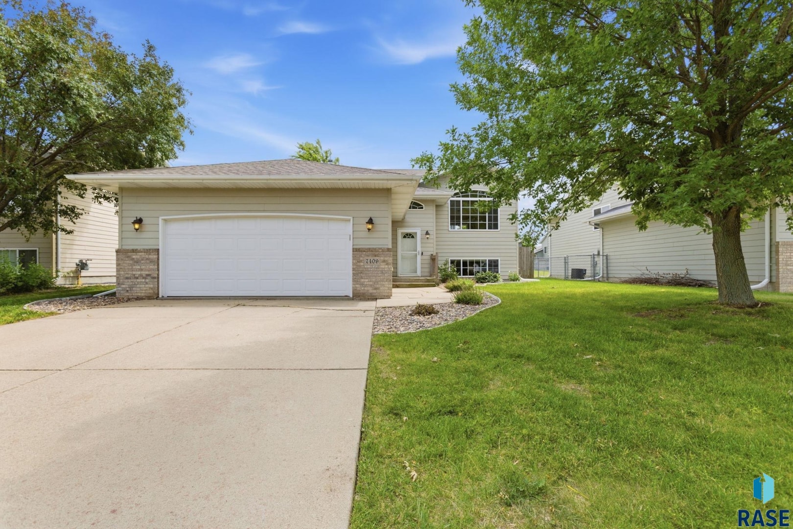 Front exterior view of 7409 W 50th St, Sioux Falls, SD