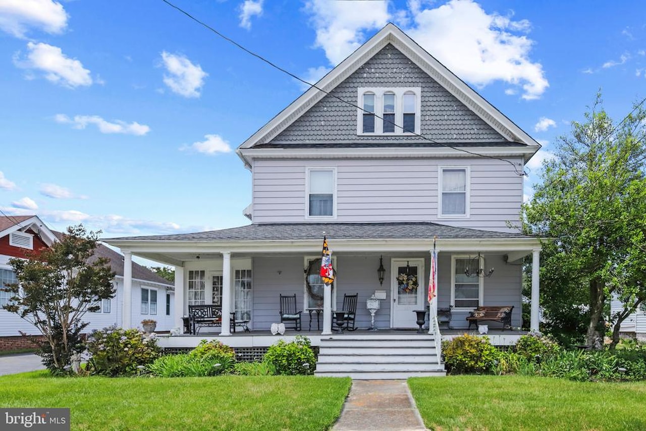  Real Estate for Sale - 207 Williams St in Berlin Photo 2