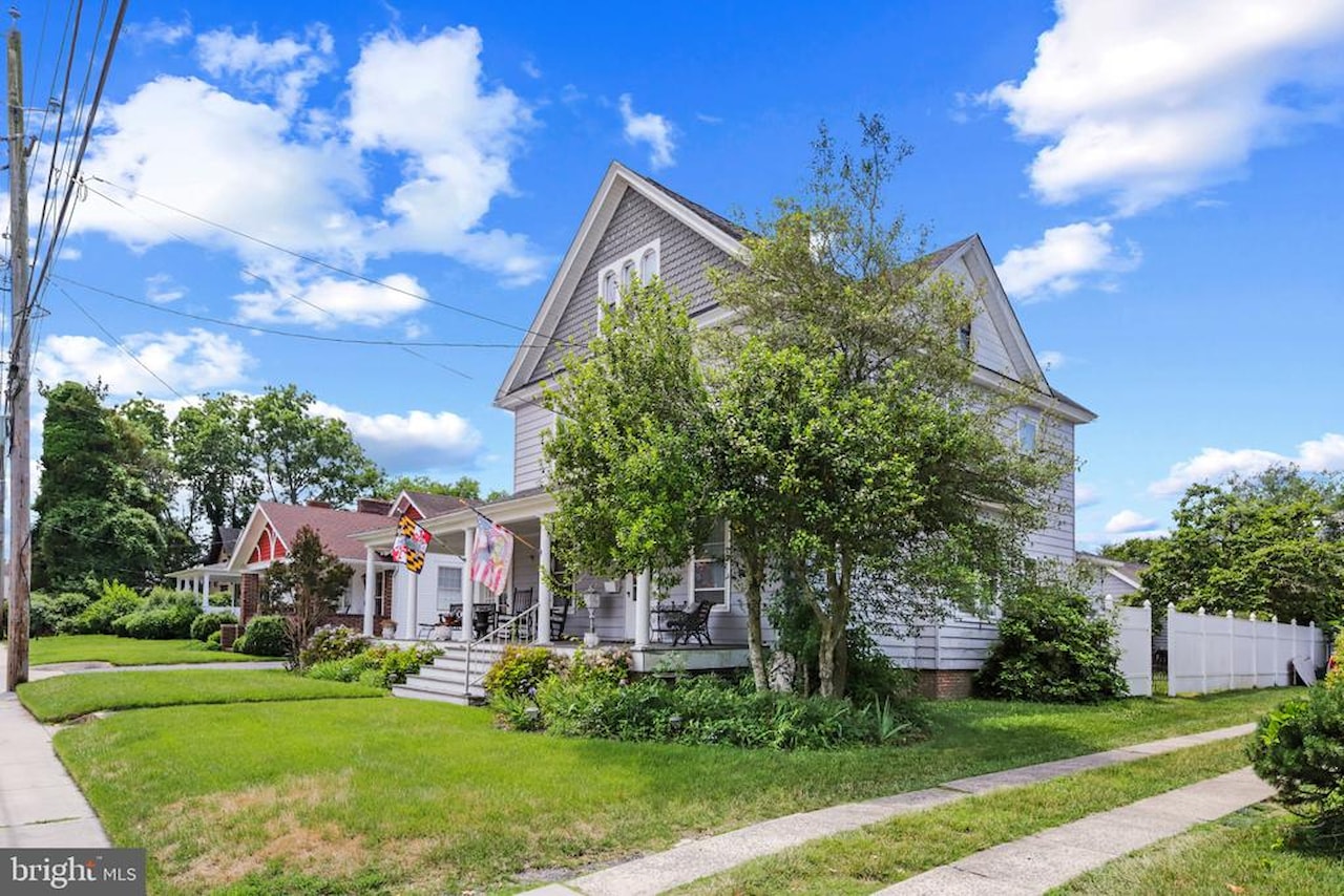  Real Estate for Sale - 207 Williams St in Berlin Photo 3