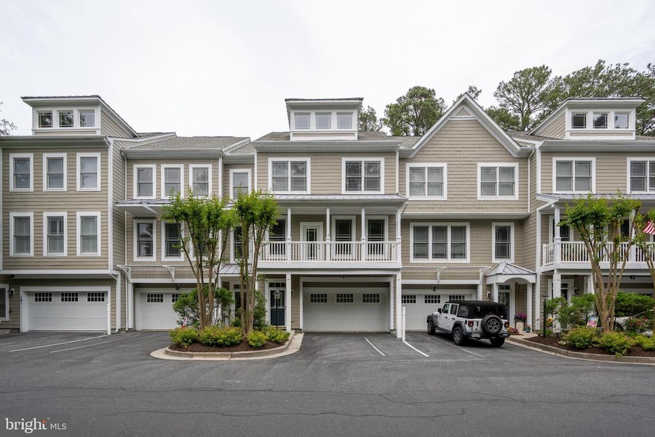 Glenriddle Homeowners Associat Real Estate for Sale - 11964 W War Dancer Ln #103 in Berlin