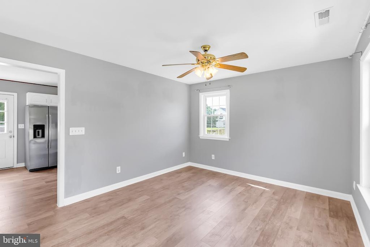  Real Estate for Sale - 271 S Washington St in Snow Hill Photo 3