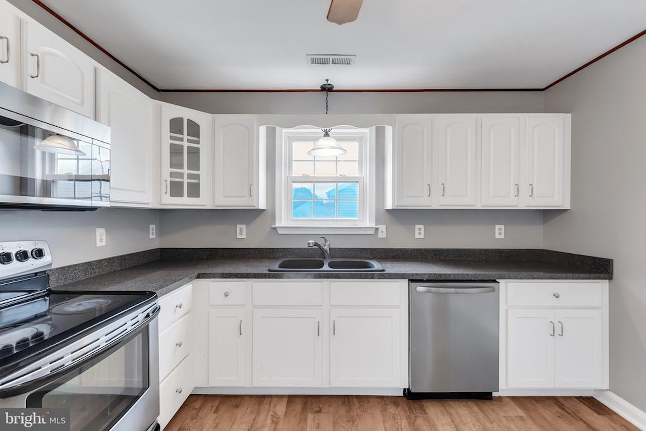  Real Estate for Sale - 271 S Washington St in Snow Hill Photo 8