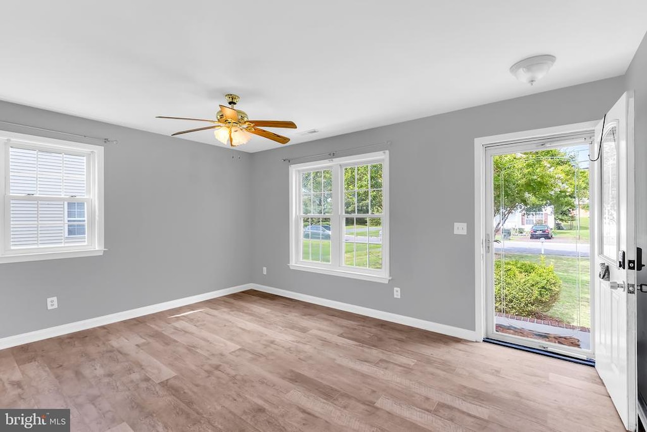  Real Estate for Sale - 271 S Washington St in Snow Hill Photo 5