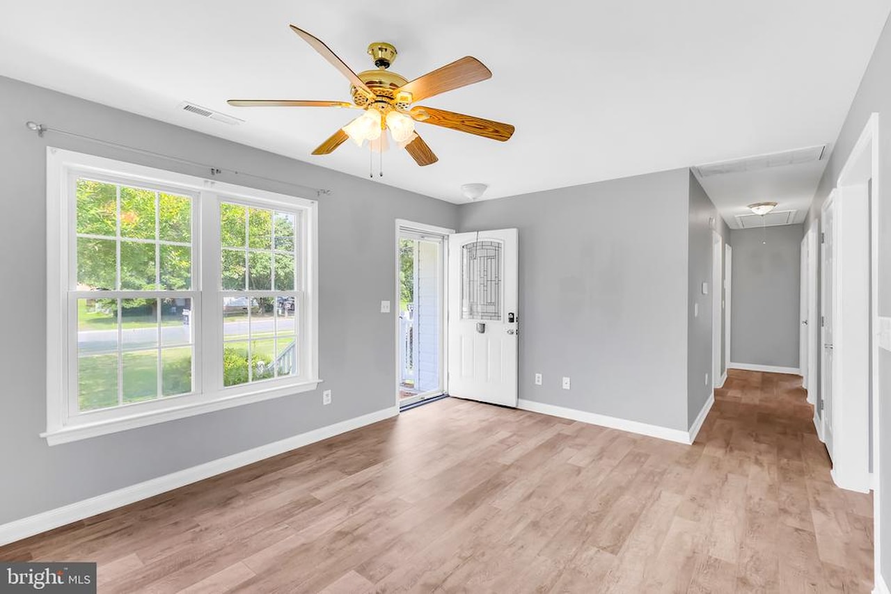  Real Estate for Sale - 271 S Washington St in Snow Hill Photo 4