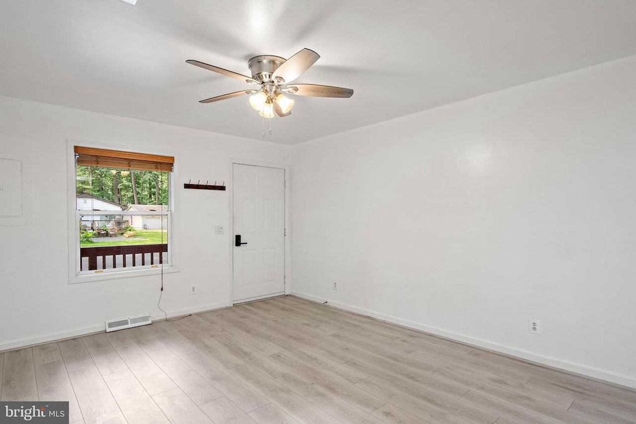  Real Estate for Sale - 15 Lord Guy Terrace in Ocean Pines Photo 9