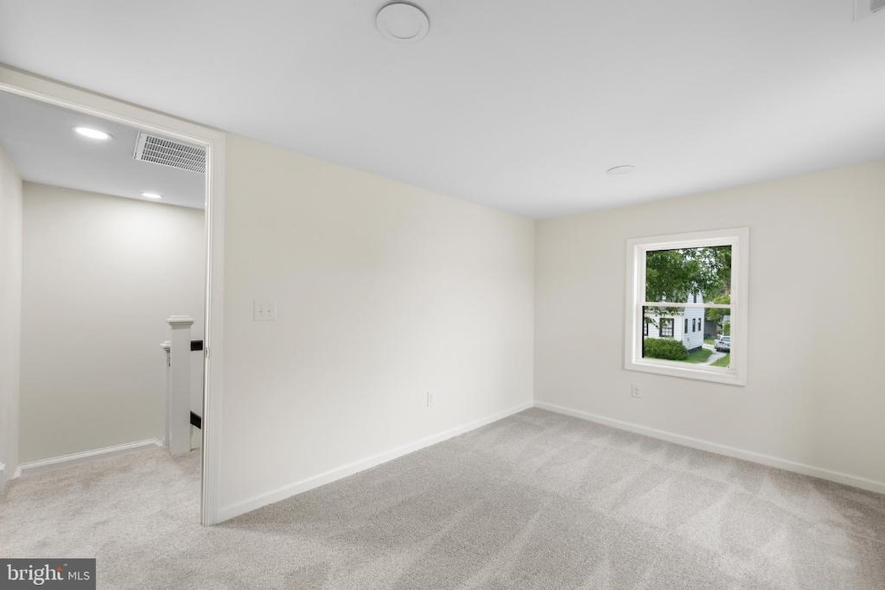 Real Estate for Sale - 12 Burley St in Berlin Photo 45