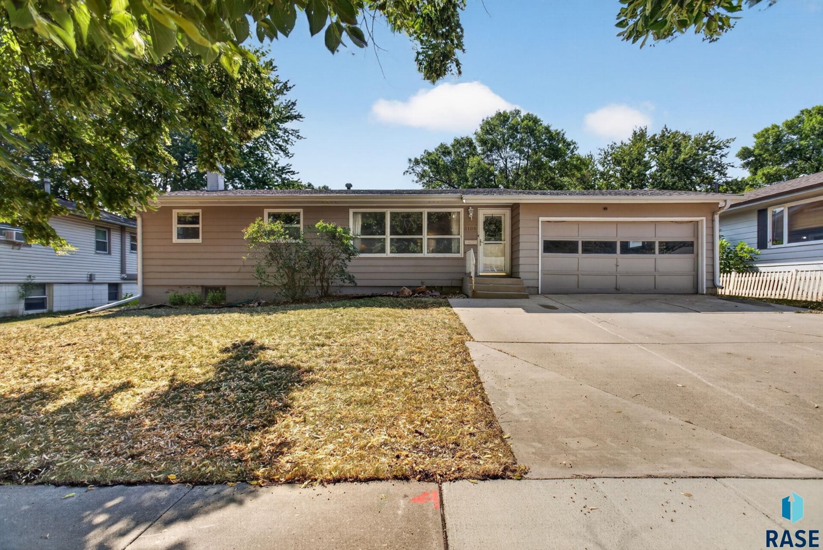 Front exterior view of 3105 S 9th Ave, Sioux Falls, SD