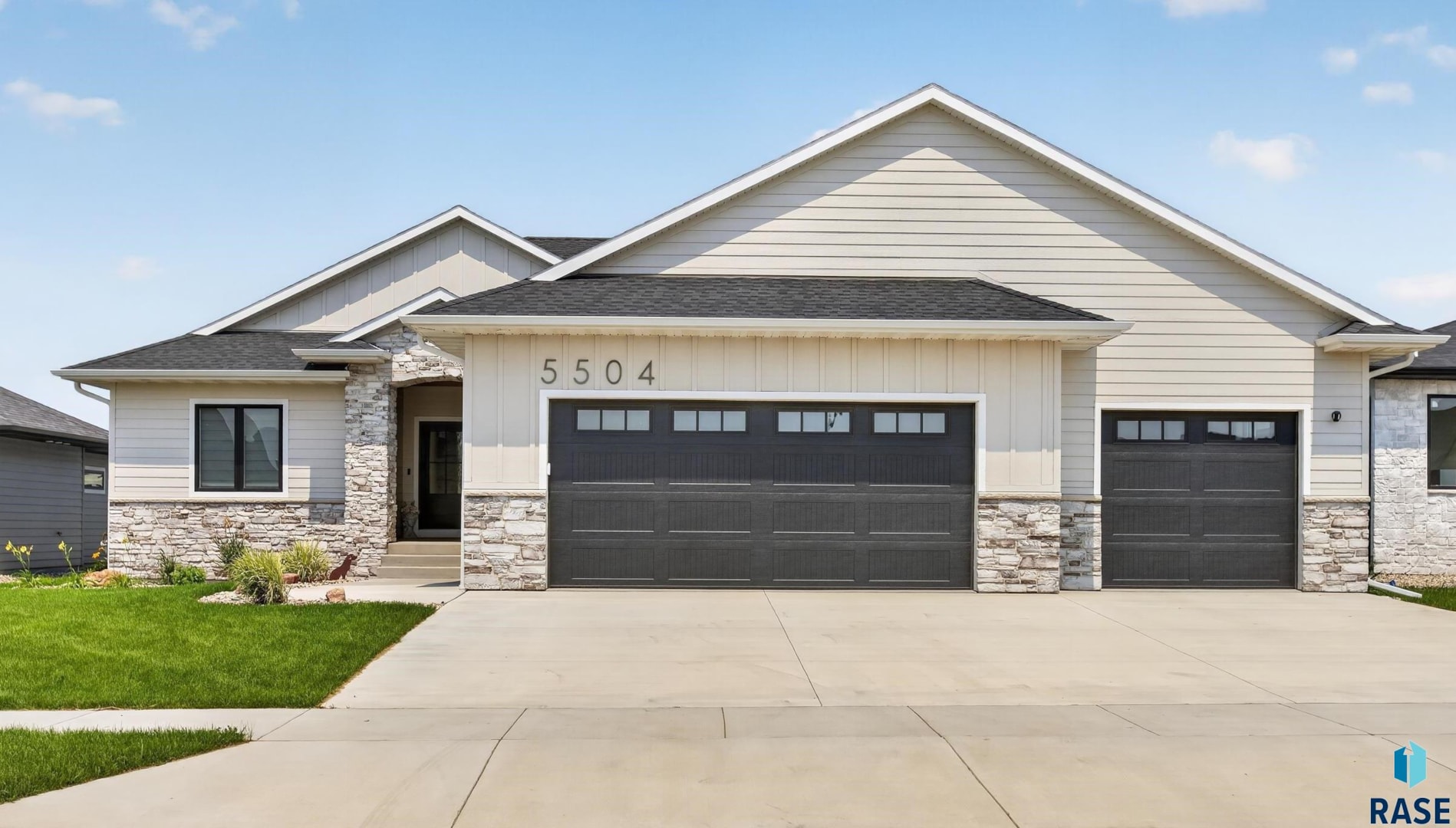 Front exterior view of 5504 SE Morningside Cir, Sioux Falls, SD