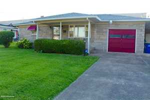 2202 Plantation Dr Louisville, KY 40216