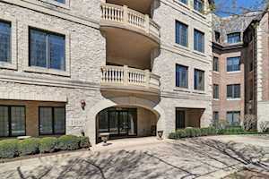 1800 Amberley Ct #104 Lake Forest, IL 60045