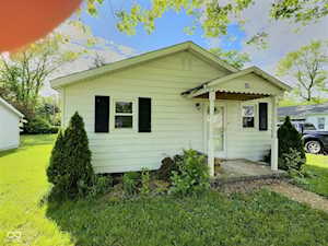 4986 Adkins St Columbus, IN 47201