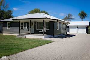 704 Della Rd Columbus, IN 47203