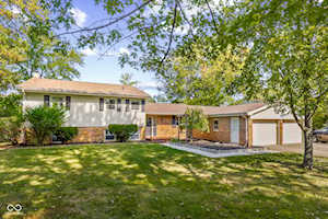 3736 W South Wood Lake Dr Columbus, IN 47201