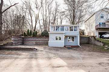 8128 Halfway Dr in Hamburg Twp, MI Photo 2