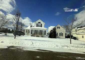 1219 Portsmouth Dr in Marion Twp, MI Photo 2