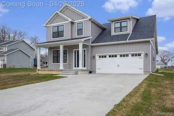 8315 Pleasant Ct in Goodrich Vlg, MI Photo 2