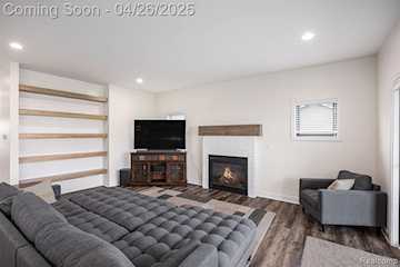 8315 Pleasant Ct in Goodrich Vlg, MI Photo 3