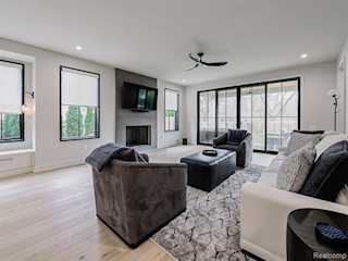 1563 Lakeside Dr in Birmingham, MI Photo 4