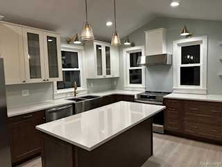 1449 Benvenue St in Sylvan Lake, MI Photo 2