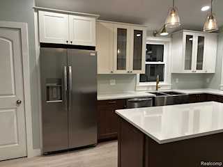 1449 Benvenue St in Sylvan Lake, MI Photo 3