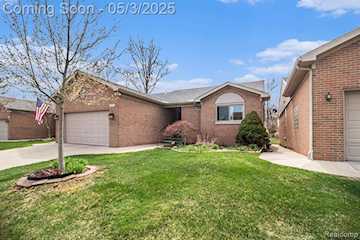 404 Walnut Dr #34 in South Lyon, MI Photo 4