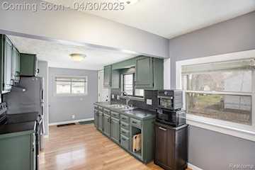 322 Astor Ave in Lansing, MI Photo 4
