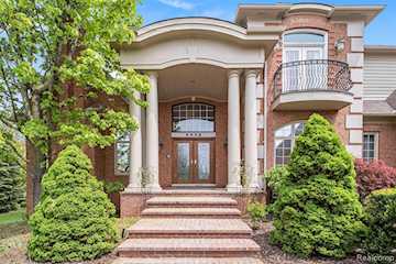 2832 Croftshire Ct in Rochester, MI Photo 5