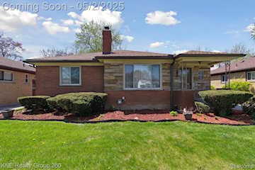 24091 Blackstone St in Oak Park, MI Photo 3