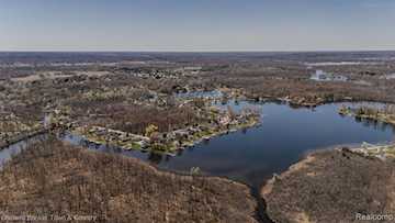 4405 Shoreview Ln in Hamburg Twp, MI Photo 2