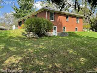 84 Lyford Rd in Waterford Twp, MI Photo 3