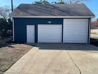 985 W Hazelhurst St in Ferndale, MI Photo 5