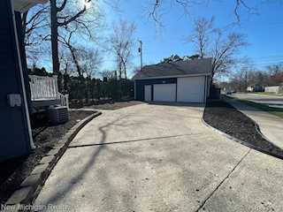 985 W Hazelhurst St in Ferndale, MI Photo 4