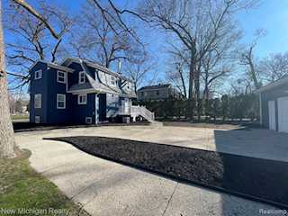985 W Hazelhurst St in Ferndale, MI Photo 3