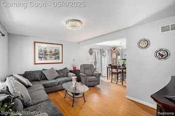 5184 Denwood St in Waterford Twp, MI Photo 3