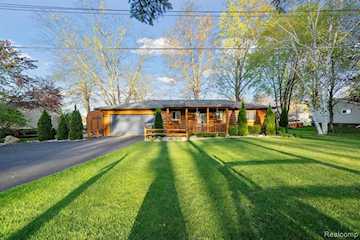 10024 Kress Rd in Hamburg Twp, MI Photo 2