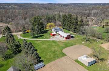 1652 Weaver Rd in Milford Twp, MI Photo 3
