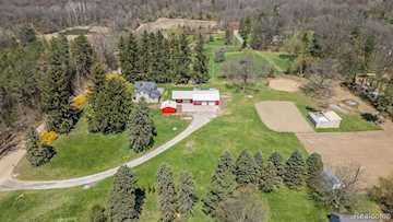 1652 Weaver Rd in Milford Twp, MI Photo 4