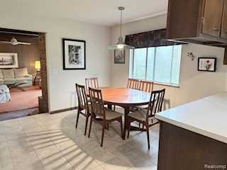 174 Knollwood Dr in Pinckney Vlg, MI Photo 5